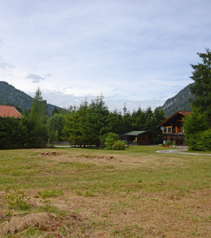 Großzügiges Grundstück in sonniger und ruhiger Lage mit Bergblick